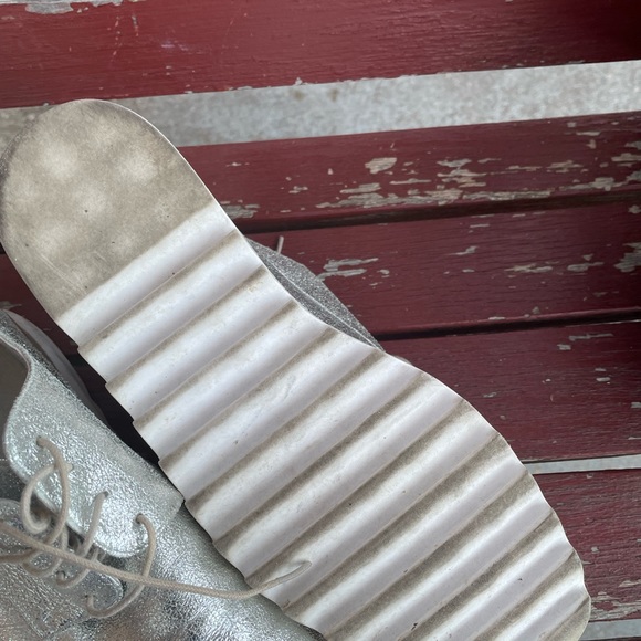 Treasure & Bond Silver Sneaker Women Size 10 EUC - Picture 3 of 3